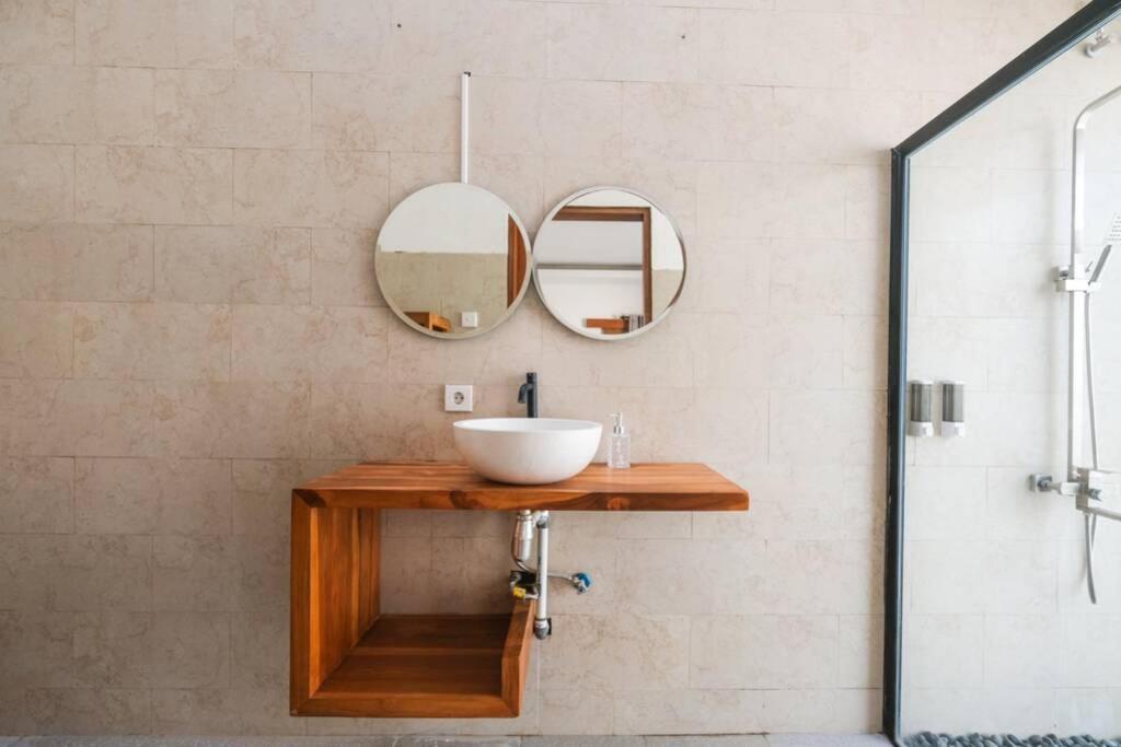 Kiki Village Bathtub Canggu Extérieur photo