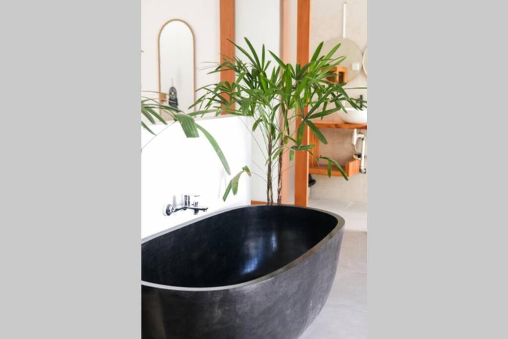 Kiki Village Bathtub Canggu Extérieur photo